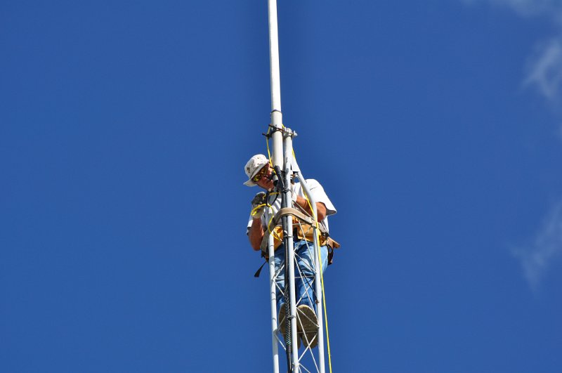 K4NBC Detaching Old Antenna 02.jpg